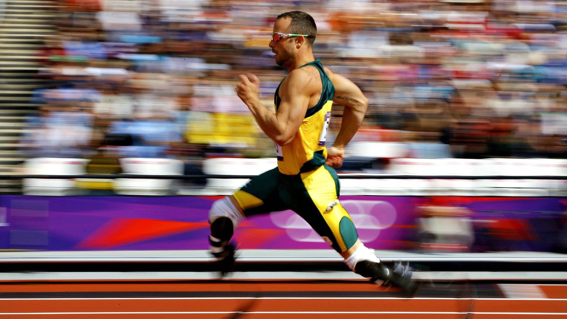 场外花絮曝光运动员与粉丝互动场面温馨引发大量转发，运动员场景