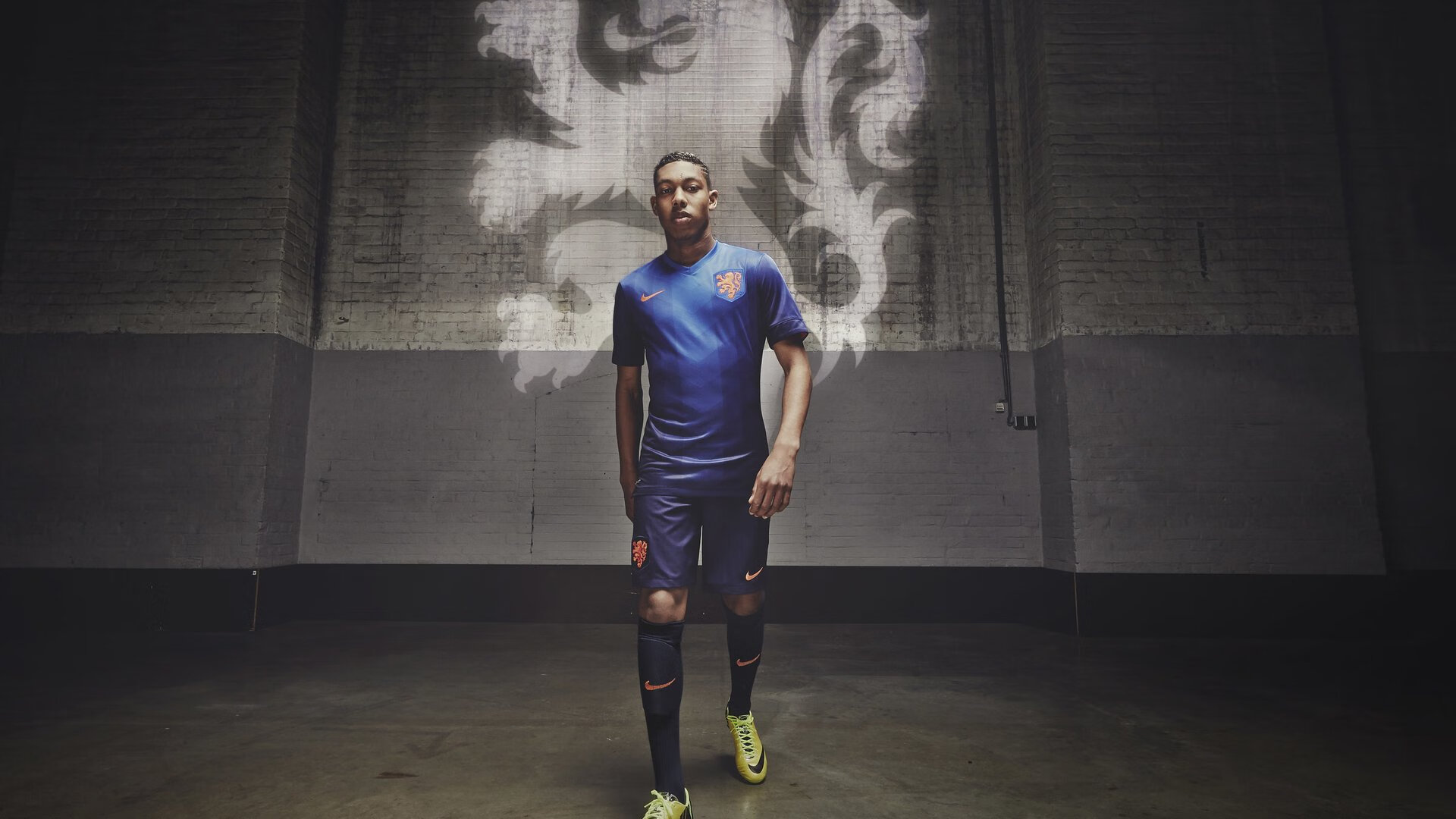 开云体育官网下载-特色足球运动在国际高校中逐渐普及，促进交流融合，足球特色学校主题绘画